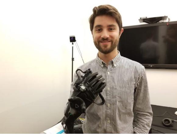 HaptX 首席執(zhí)行官杰克魯賓與公司新的 HaptX Gloves HaptX 首席執(zhí)行官杰克魯賓與公司新的 HaptX Gloves