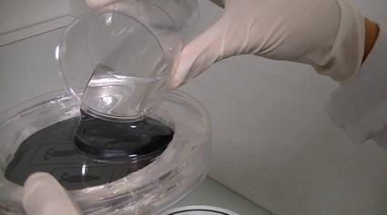 PDMS復制:在模具上澆注PDMS PDMS復制:在模具上澆注PDMS