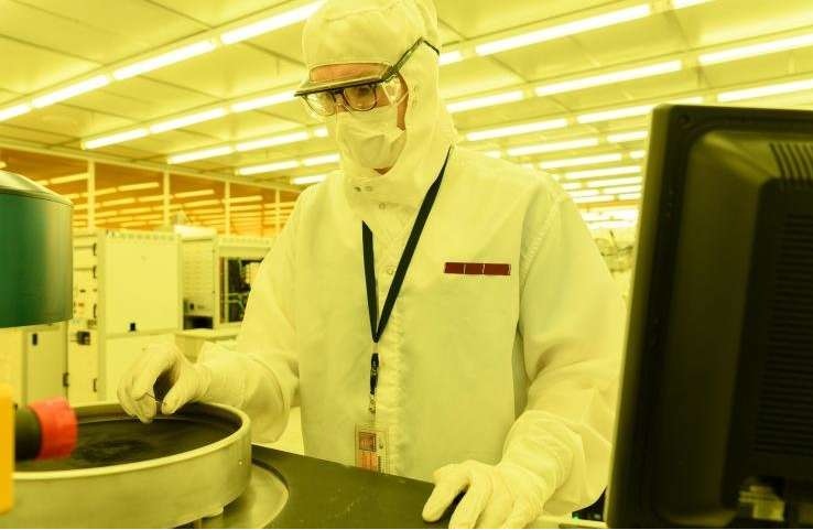 佐治亞理工學院的研究生助理Mason Chilmonczyk在反應離子蝕刻工具中的等離子體蝕刻步驟之后檢查器件。這項工作正在電子和納米技術研究所的Marcus Building潔凈室進行。圖片來源:喬治亞理工學院的Rob Felt 佐治亞理工學院的研究生助理Mason Chilmonczyk在反應離子蝕刻工具中的等離子體蝕刻步驟之后檢查器件。這項工作正在電子和納米技術研究所的Marcus Building潔凈室進行。圖片來源:喬治亞理工學院的Rob Felt